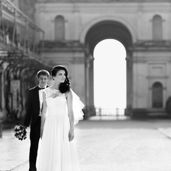 عروس فرفری عاشقانه و داماد شیک در معماری آفتابی پس زمینه tivoli ایتالیا