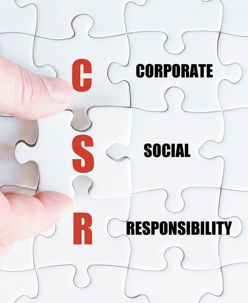 دست یک مرد شغلی تکمیل معما با آخرین قطعه مفقود شده تصویر مفهوم Business Acronym CSR به عنوان مسئولیت اجتماعی شرکت