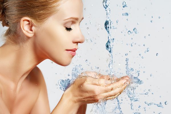 مراقبت از پوست زن زیبایی شستشو با پاشش و قطره آب