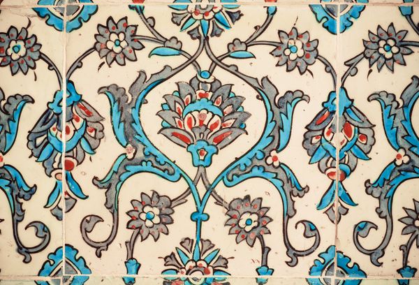 الگوهای گل روی کاشی های سرامیکی به سبک ترکی قدیمی کاخ توپکاپی قرن پانزدهم در استانبول ترکیه