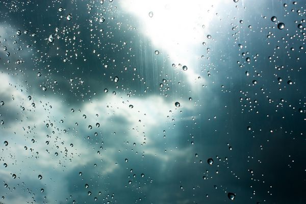 قطرات باران بر روی شیشه باران بر روی پنجره روشن