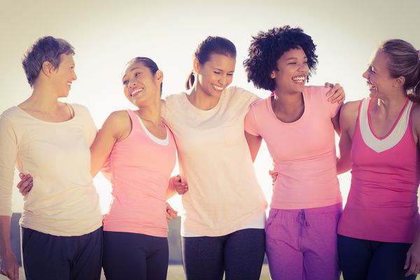 زنان خنده دار که به دلیل داشتن سرطان پستان در پارکلند صورتی پوشیده شده اند