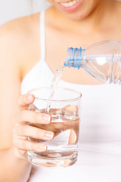 آب آشامیدنی زن آسیایی