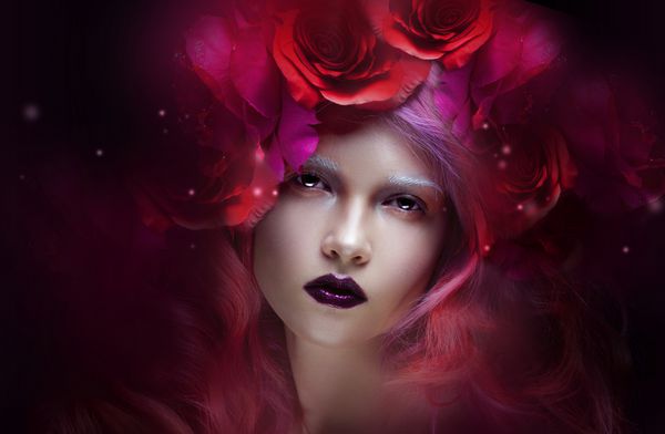 دختر افسانه ای با موهای کوچک پرتره در یک تاج گل رز احاطه شده با کرم شب تاب