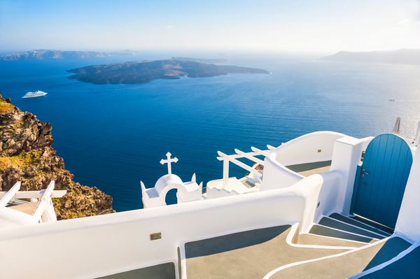 معماری سفید در جزیره سانتورینی یونان چشم انداز زیبا با چشم انداز دریا