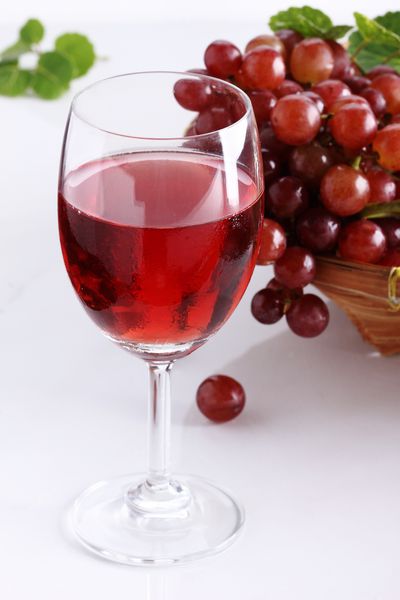 آب انگور قرمز در یک لیوان