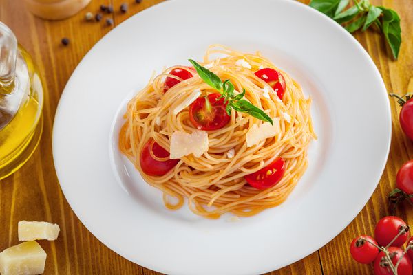 ماکارونی ایتالیایی اسپاگتی با گوجه فرنگی پارمسان و ریحان نمای عالی کلوزآپ