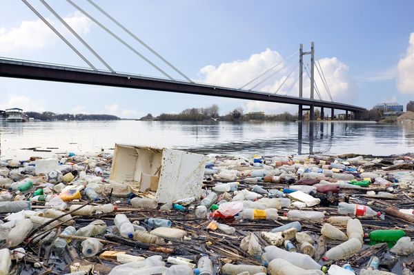 عکس رودخانه آلوده پر از زباله که محیطی را نشان می دهد که در آن زندگی می کنیم