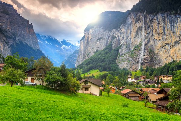 مزارع سبز و شهر توریستی معروف با آبشارهای بسیار زیاد در پس زمینه Lauterbrunnen برنزی اوبرلند سوئیس اروپا