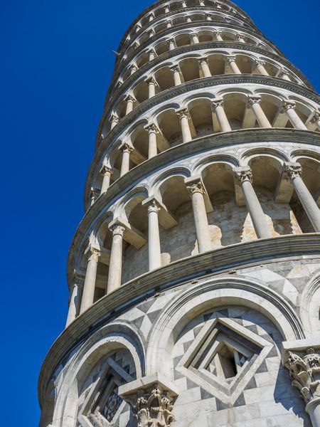 تصویر برج کلیسای جامع و برج خمیده در پیزا توسکانی ایتالیا