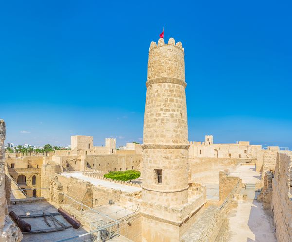 این برج مرتفع مشرف به تمام تنگه های ارگ خط ساحلی و مدینه موناستیر تونس است