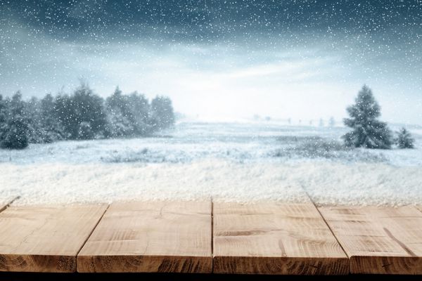 میز قدیمی چوبی زرد برف و آسمان آبی