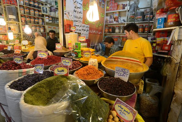 اصفهان 19 آوریل یک مرد ناشناس در 19 آوریل 2015 غذاها و ادویه های سنتی ایرانی را در بازار بازار در اصفهان در اصفهان معامله می کند بازار مهمترین جاذبه گردشگری در اصفهان ایران است