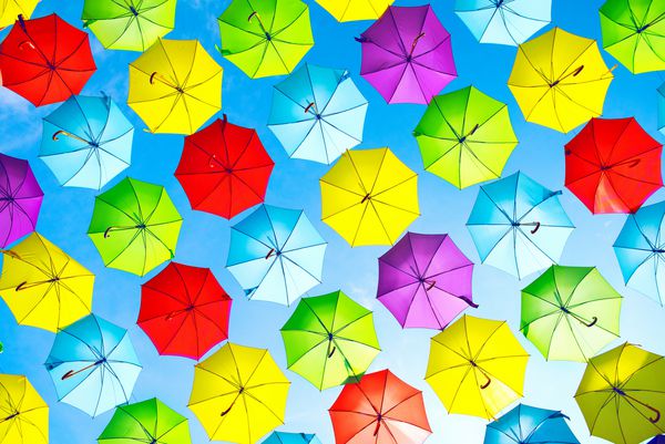 زمینه چتر رنگارنگ چترهای رنگارنگ دکوراسیون خیابان های شهری آویز کردن چترهای چند رنگ بر روی آسمان آبی زمینه های روشن رنگ زمینه تعطیلات