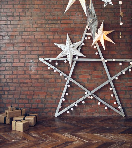 زمینه کریسمس با ستارگان و هدایایی از دیوار آجری