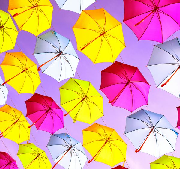 زمینه چتر رنگارنگ چترهای رنگارنگ دکوراسیون خیابان های شهری آویز کردن چترهای چند رنگ بر روی آسمان آبی زمینه های روشن رنگ زمینه تعطیلات