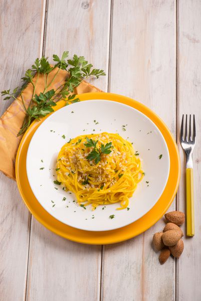 اسپاگتی با زعفران و بادام