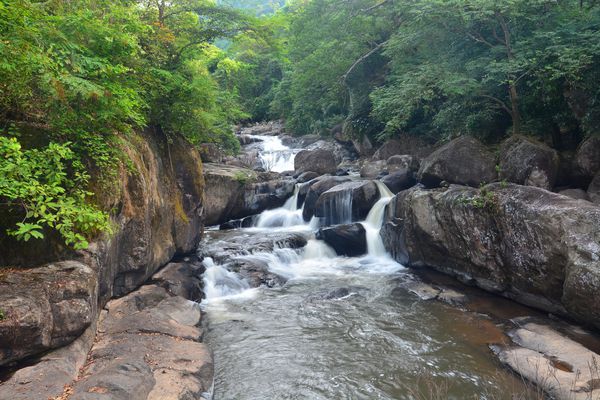 آبشار زیبای نانگ رونگ در پارک ملی خوائو یی تایلند