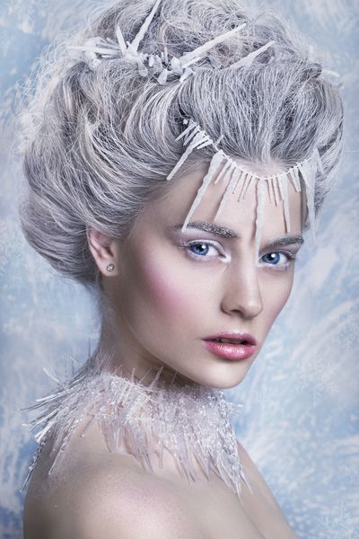 ملکه برفی پرتره نزدیک خلاق زن جوان در تصویر خلاقانه با آرایش نقره ای نقره ای پرتره زمستانی