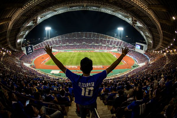 بانکوک تایلند 12 نوامبر هوادار ناشناس هواداران تایلند در مرحله مقدماتی جام جهانی 2018 بین تایلند و چین تایپه در ورزشگاه رجامنگالا در 12 نوامبر 2015 در تایلند