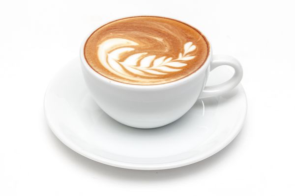 یک فنجان قهوه پس زمینه سفید جدا شده