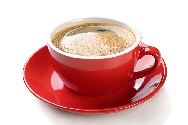 یک فنجان قرمز قهوه خوشمزه جدا شده روی سفید