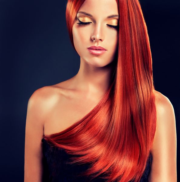 مدل دختر زیبا با موهای قرمز مستقیم و مستقیم موهای خوش پوست و سالم
