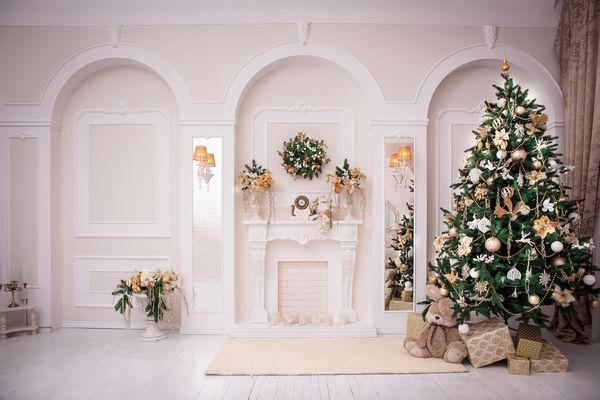 اتاق داخلی کلاسیک که به سبک کریسمس با درخت کریسمس و هدایا تزئین شده است