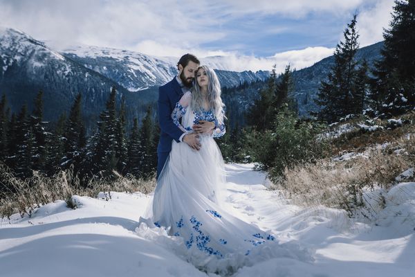 عروس و داماد در برف زمستانی در کوه