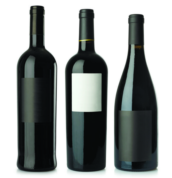 سه عکس ادغام شده از بطری های قرمز شکل متفاوت با برچسب های خالی مسیرهای قطع جداگانه برای بطری ها و برچسب ها را شامل می شود