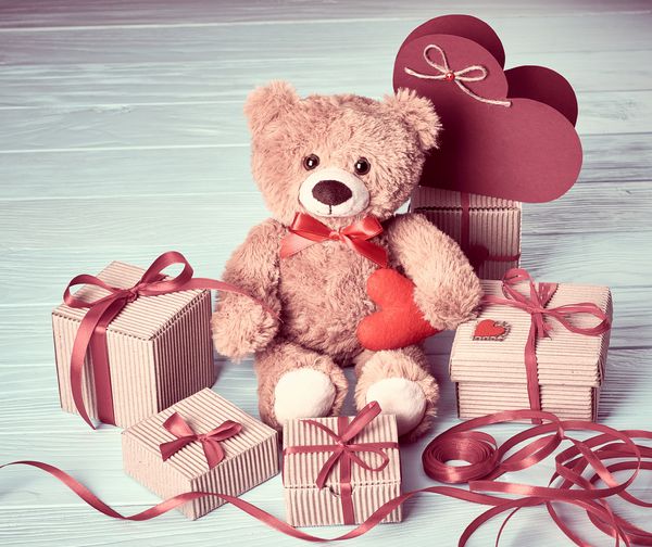 روز ولنتاین خرس عروسکی دوست داشتنی عشق جعبه های جعبه های هدیه قلب قرمز دستباف روبان احساس کارت پستال خلاقیت غیر معمول خلاق چوب چوب