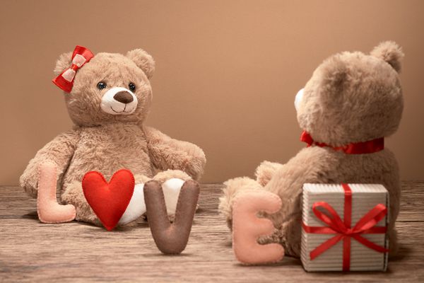 روز ولنتاین کلمه قلب عشق خرس عروسکی عروسکی در تاریخ جعبه هدیه قلب قرمز دست ساز سبک یکپارچهسازی با سیستمعامل یکپارچهسازی با سیستمعامل کارت تبریک خلاق غیر معمول روی چوب خانواده عروسی و دوستی