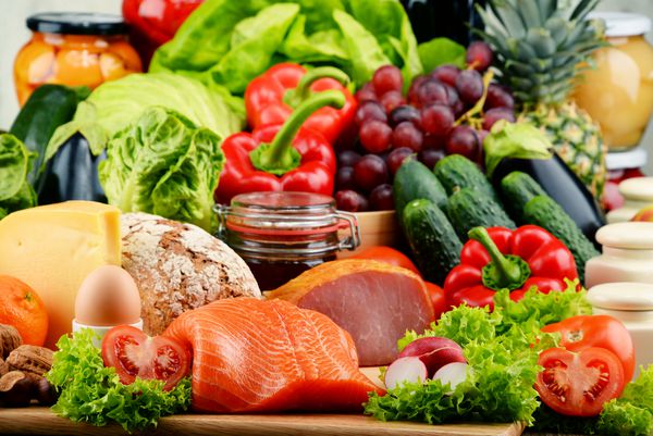 انواع غذاهای ارگانیک از جمله سبزیجات لبنیات نان میوه و گوشت رژیم متعادل