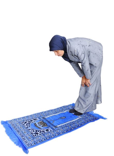 زن خوب مسلمان جوان که به روش سنتی دعا می کند