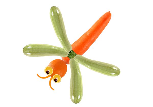 مفهوم غذای خلاق سنجاقک کوچک خنده دار ساخته شده از میوه و سبزیجات