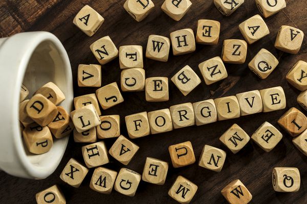 کلمه FORGIVE در مفهوم بلوک های چوبی