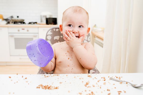 کودک کوچک غذا می خورد خوار خوراکی کثیف