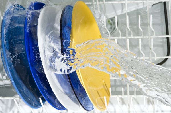 ماشین ظرفشویی و بشقاب آب پاشیدن