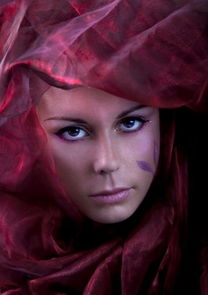 عکس مد زنانه در توده ابریشمی قرمز