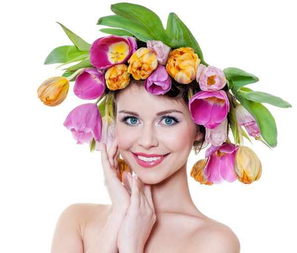 دختر بهار زیبایی با گل های مو زن زیبا مدل با گل های شکوفه روی سرش لبخند