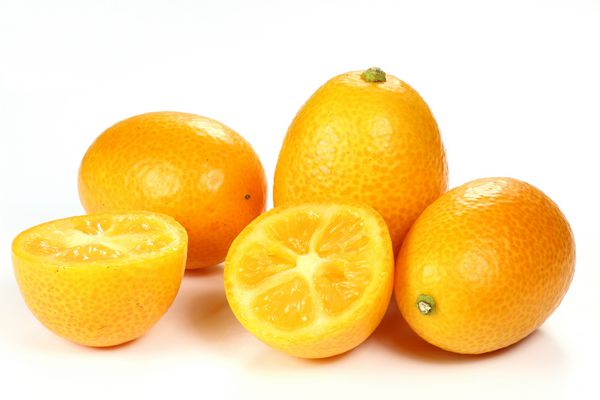 kumquats جدا شده در پس زمینه سفید