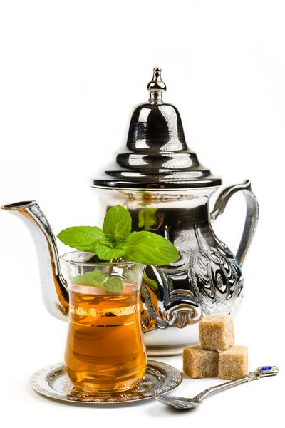چای نعناع سنتی عربی روی زمینه سفید