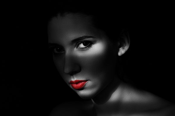 پرتره زیبایی هنری زن جوان با جلوه روشنایی خلاقانه عکس نزدیک عکس سیاه و سفید چهره دخترانه با لبهای قرمز با کلید کم