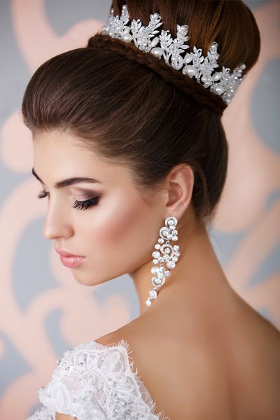 آرایش و مدل موهای عروسی پرتره زیبا دختر در الماس tiara مدل جواهرات عروس مد زیبایی زیبایی زرق و برق دار لبخند زن عروس شاد سریال