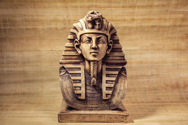 ماسک سنگ فرعون تتانکامن در زمینه پاپیروس