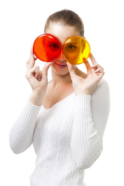 زن از میان عینک های رنگی مانند دایره نگاه می کند