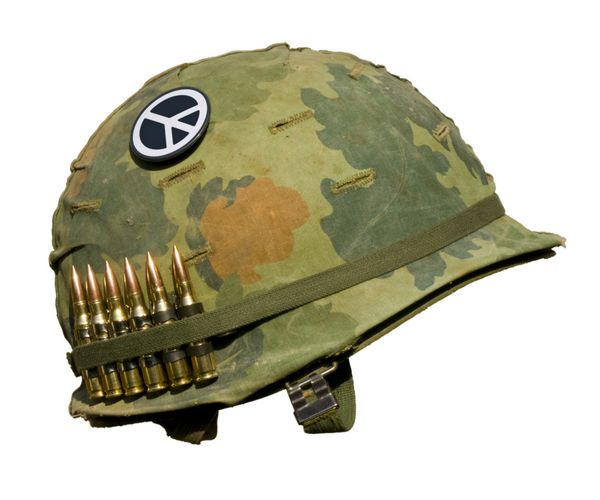 کلاه ایمنی آمریکا با یک پوشش استتار الگوی M1 Mitchell از جنگ ویتنام با شش دور مهمات 762 میلی متر و دکمه نماد صلح