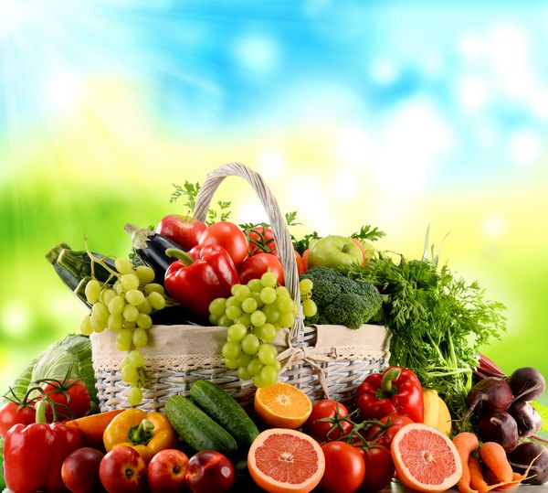 انواع سبزیجات ارگانیک و میوه در سبد حصیری