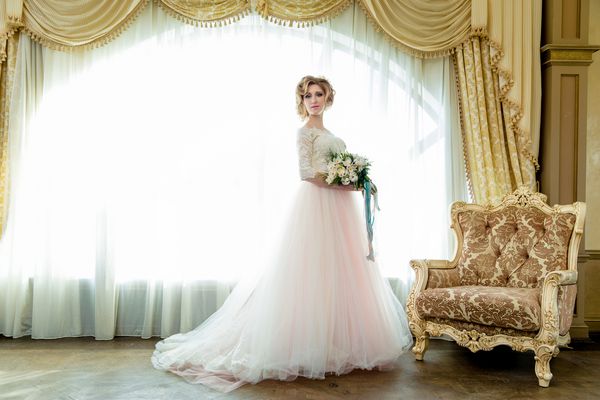 نمای کامل در مورد قرار دادن زن زیبا در لباس عروسی جواهرات مدل لباس عروس و زیبایی چهره زن عروس زیبایی زرق و برق دار عروس در لباس عروسی لوکس