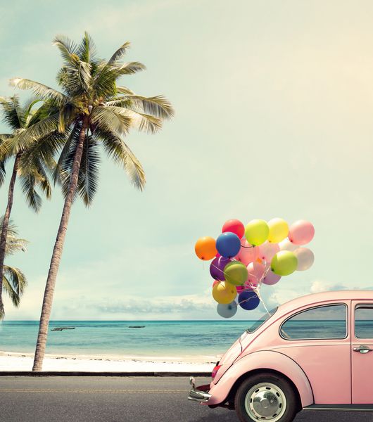 کارت ویترین ماشین با بادکنک رنگی در ساحل مفهوم آسمان آبی عشق در تابستان و ماه عسل عروسی